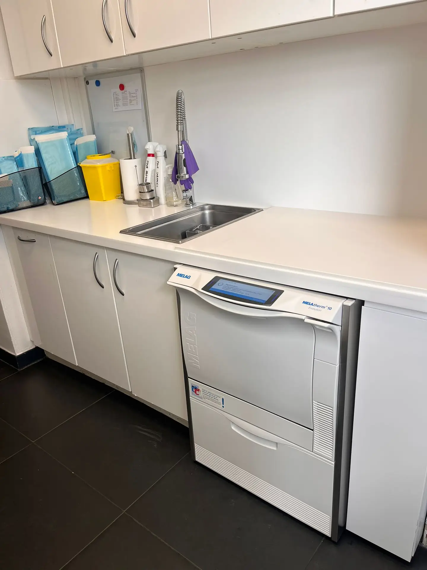 Installation d'un thermo-laveur MELATHERM10 EVOLUTION Melag